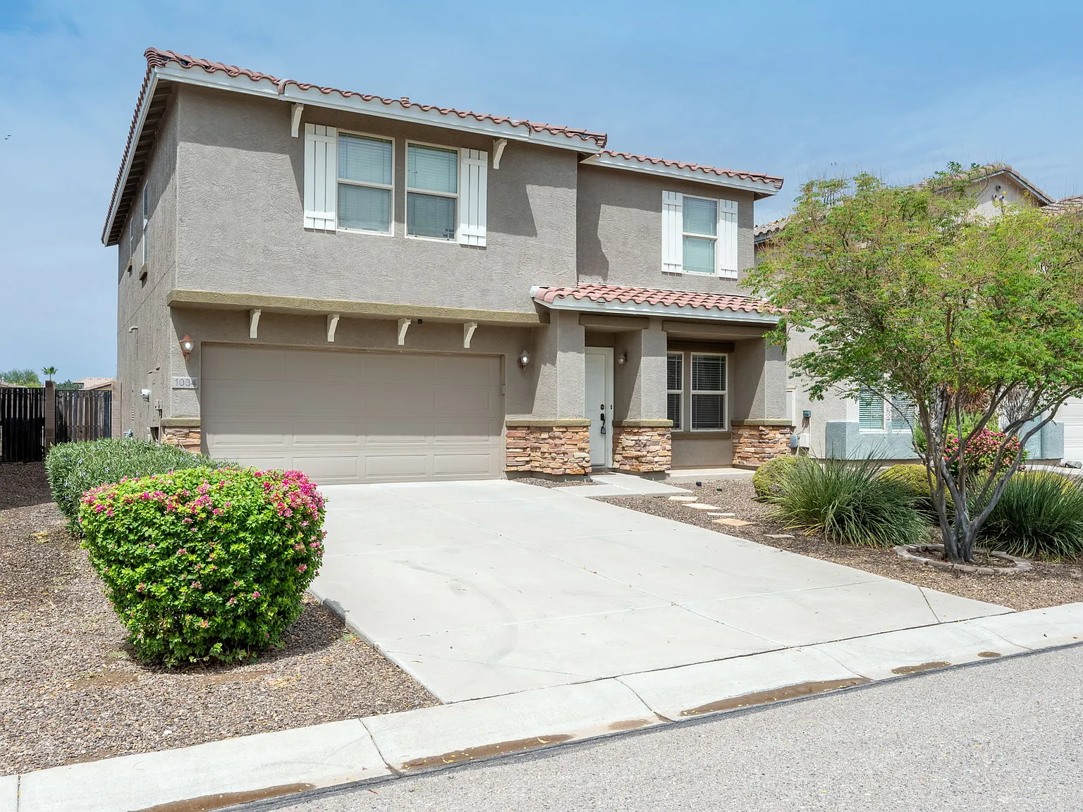 4 bed, 2401 sqft, $2,375 — Photo 2