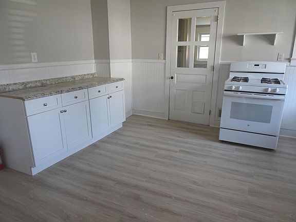 5th image of 313 Prospect St