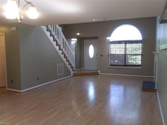 3rd image of 213 Amesbury Ln
