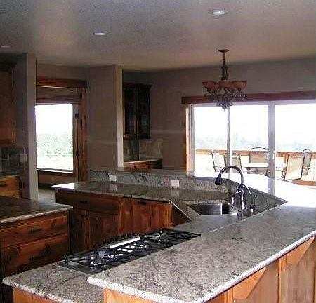 Large island kitchen w/tons of storage