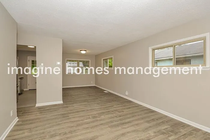 3 bed, 1.0 bath, 918 sqft, $1,650 — Photo 2