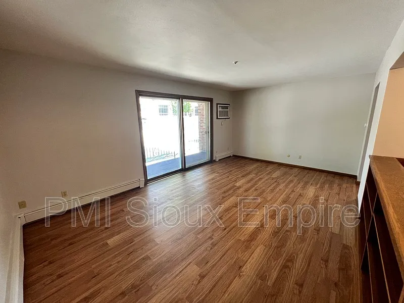 2 bed, 1.0 bath, 850 sqft, $850 — Photo 3