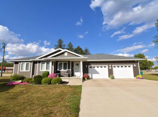 1406 2nd St SW, Independence, IA 50644