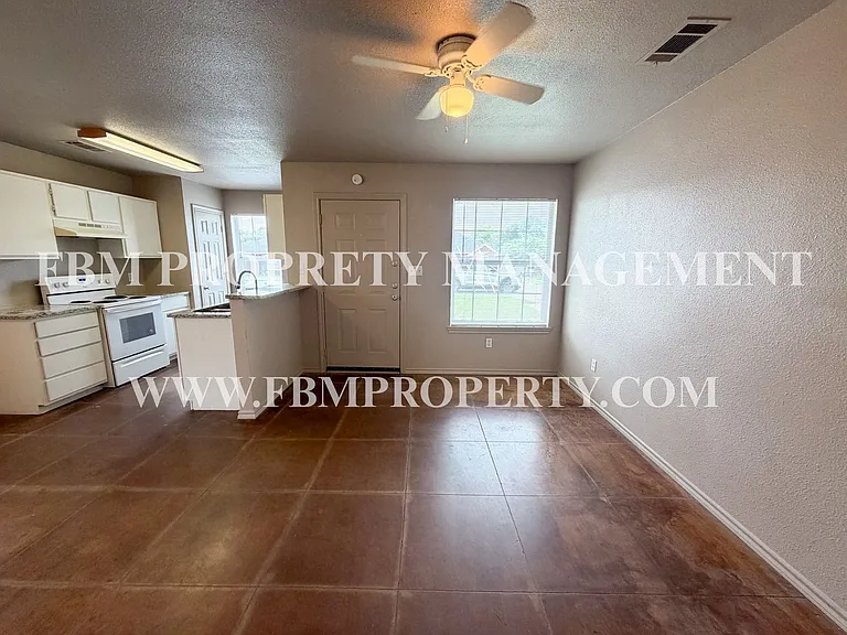 212 W Lamar St — Photo 2