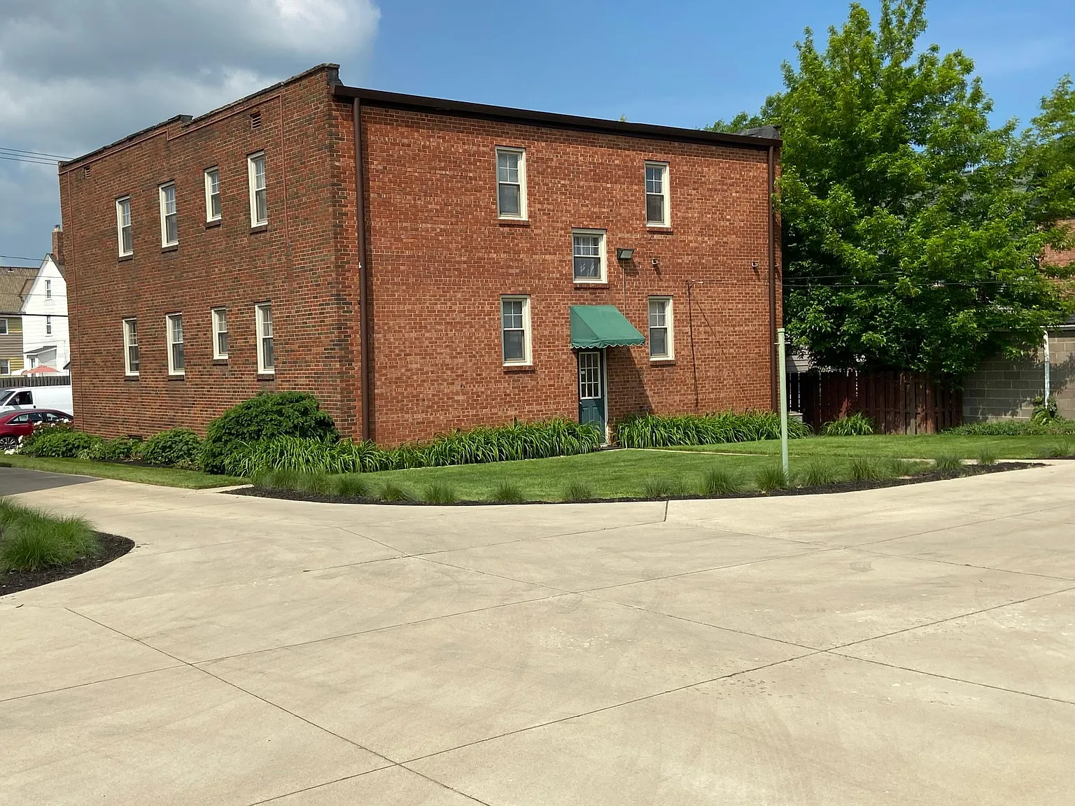 1385 Riverside Dr — Photo 4