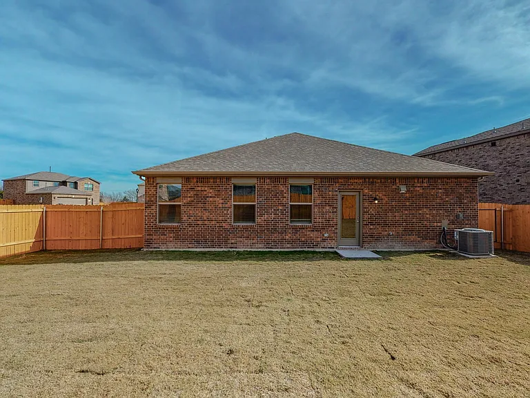 2113 Emma Ct — Photo 15