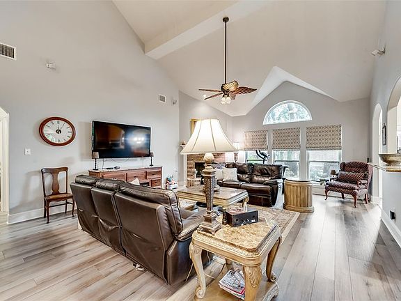4th image of 822 Bonnie Ct
