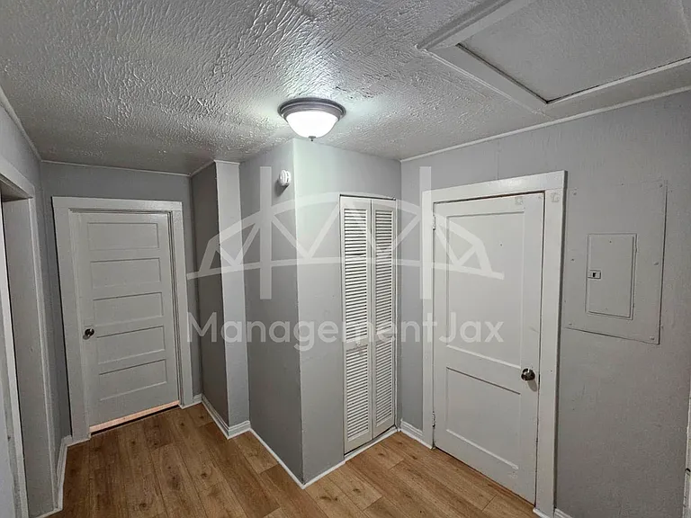 2040 W 15th St — Photo 9
