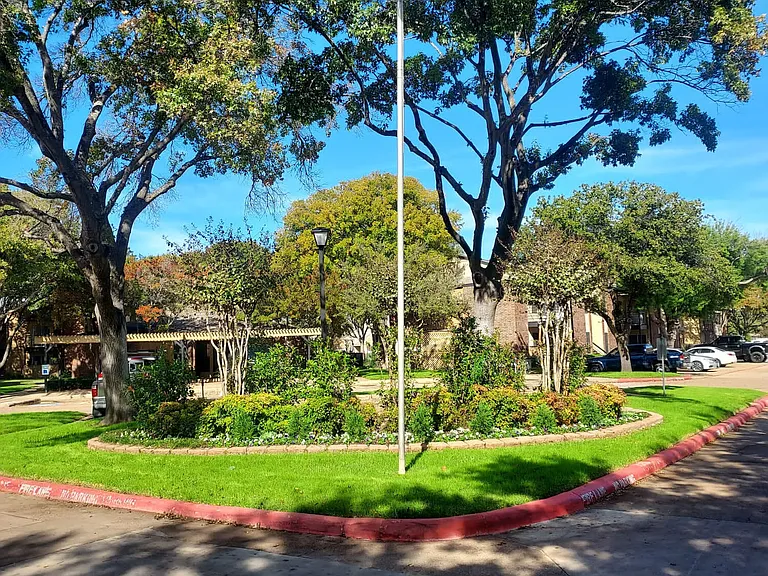 Holly Park — Photo 3