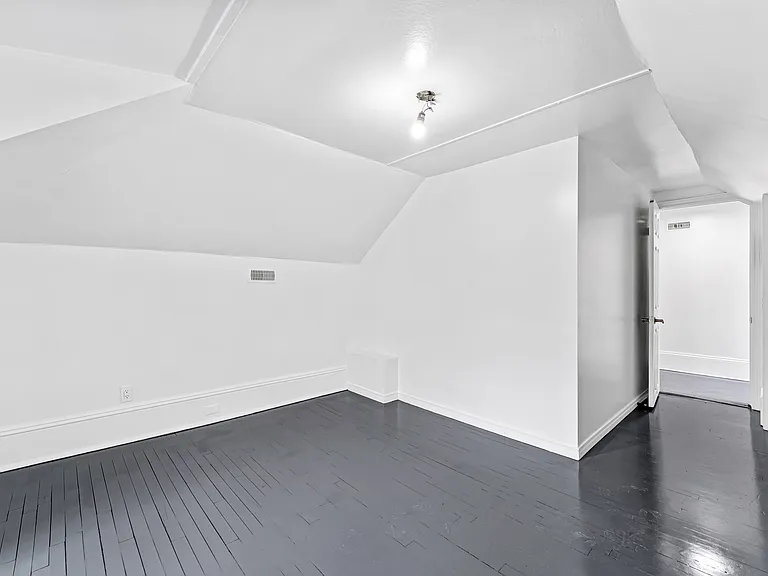 240 Blackburn Ave — Photo 72