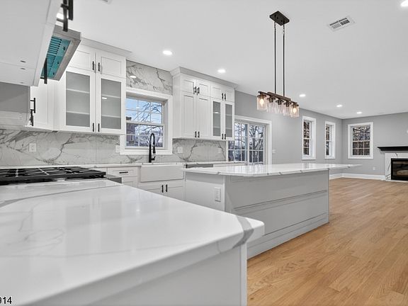 5th image of 105 Woodfern Rd