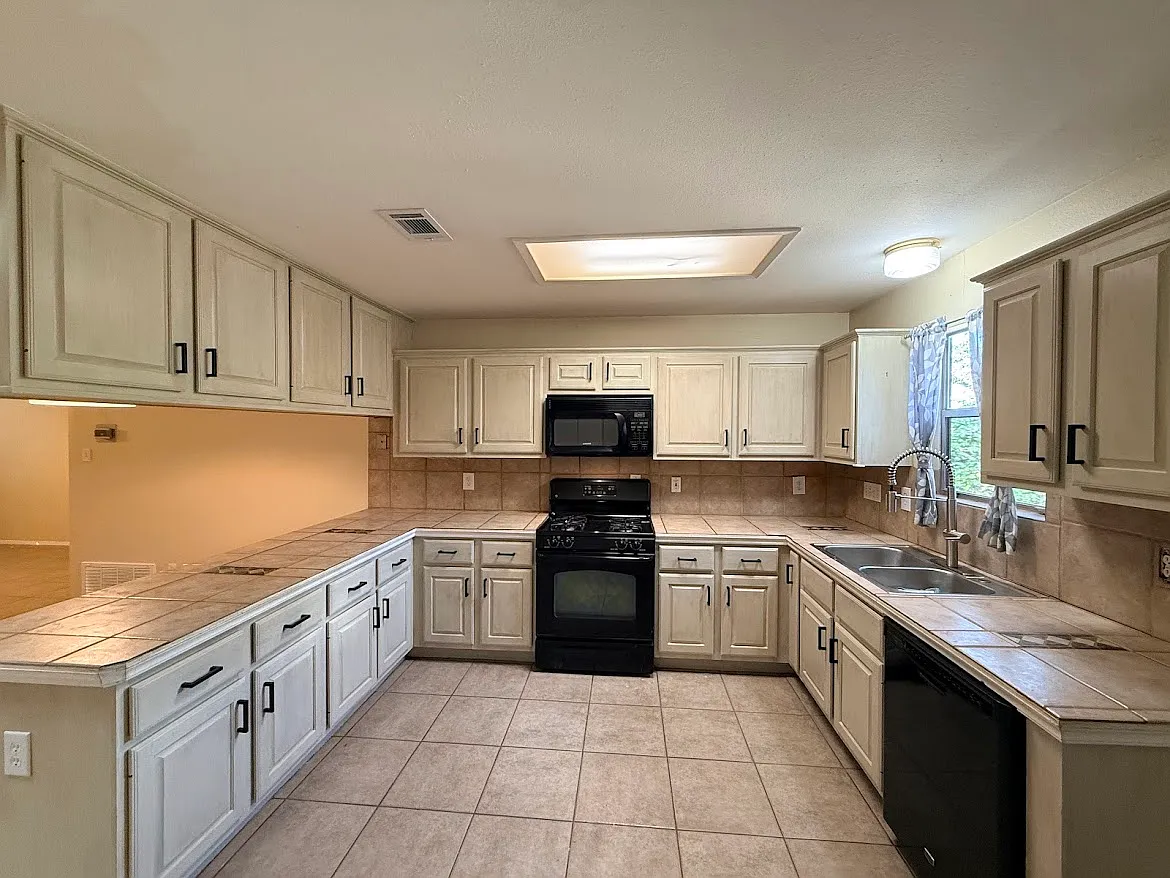 3 bed, 1537 sqft, $2,150 — Photo 2