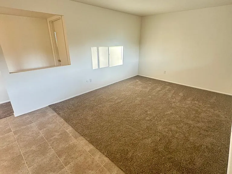 2625 N Chestnut St — Photo 3