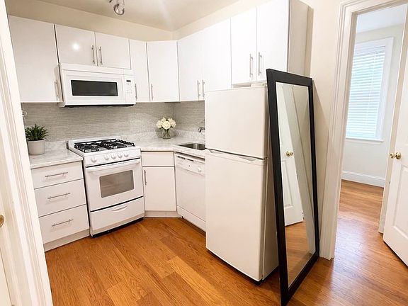 3rd image of 360 E 50th St APT 3E