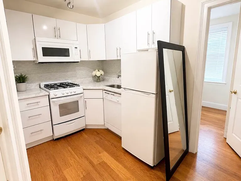360 E 50th St #3E — Photo 3