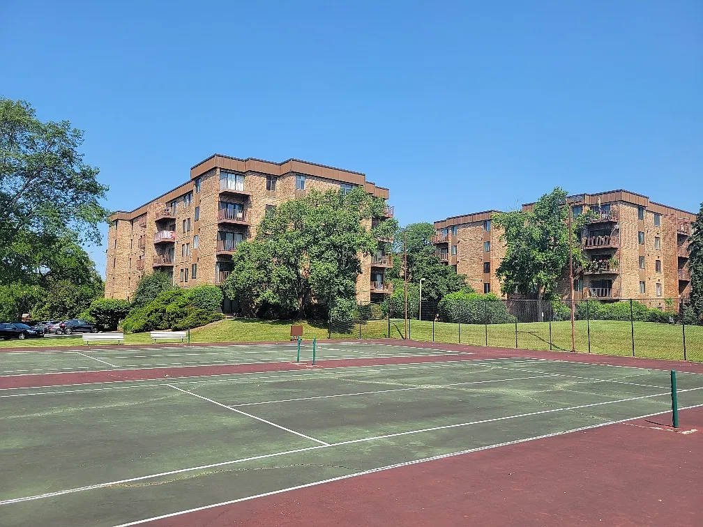 425 Walnut Creek Ln — Photo 2