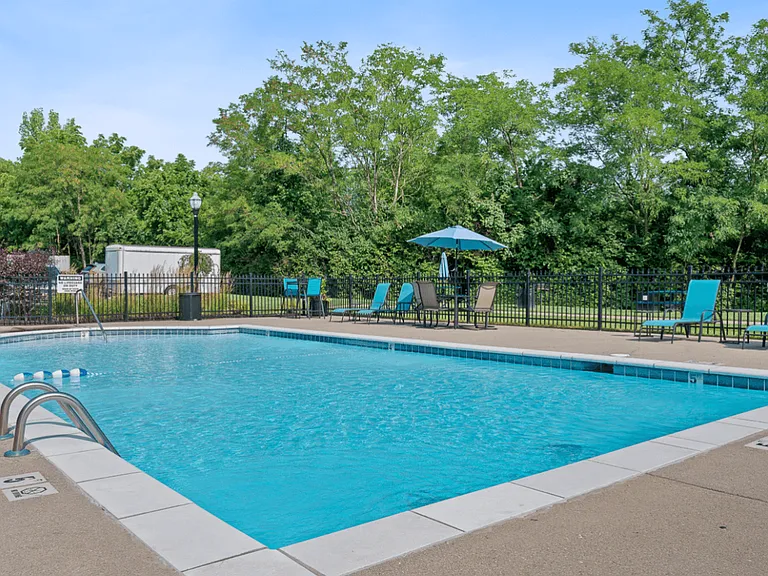 Galbraith Pointe Apartments and Townhomes — Photo 28
