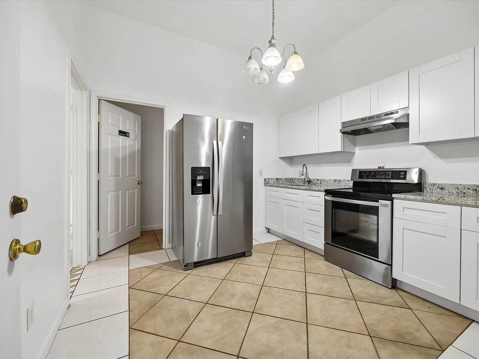 7 bed, 5.5 bath, 4704 sqft, $3,550 — Photo 4