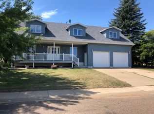 840 11th St E, Dickinson, ND 58601