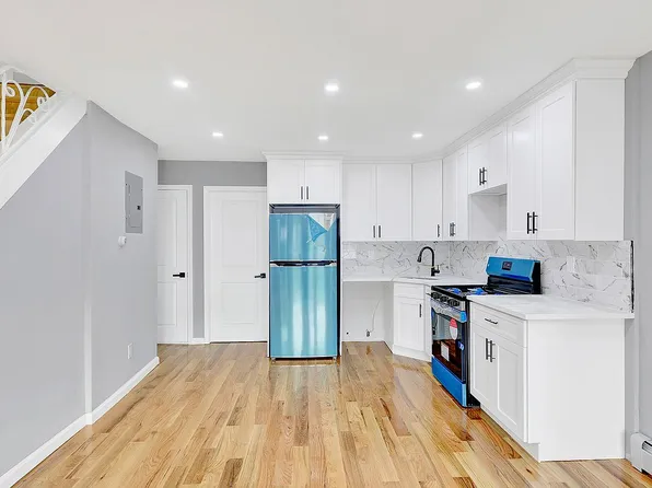 90-27 208th St #A, Queens Village, NY 11428