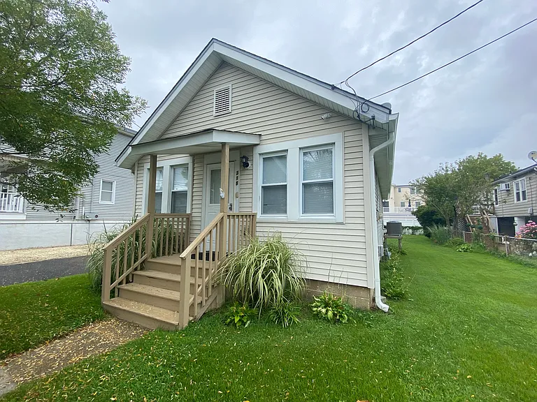 318 Dupont Ave — Photo 1