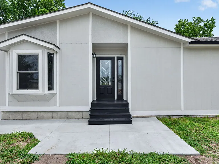 2111 Timber Creek Dr — Photo 2