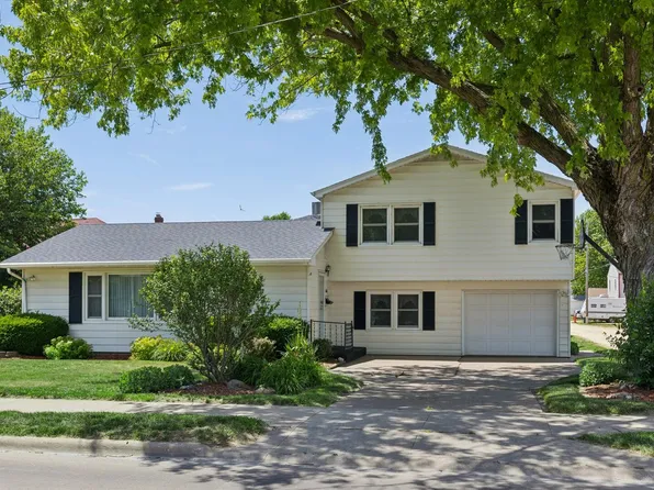 604 N 4th St, Clinton, IA 52732