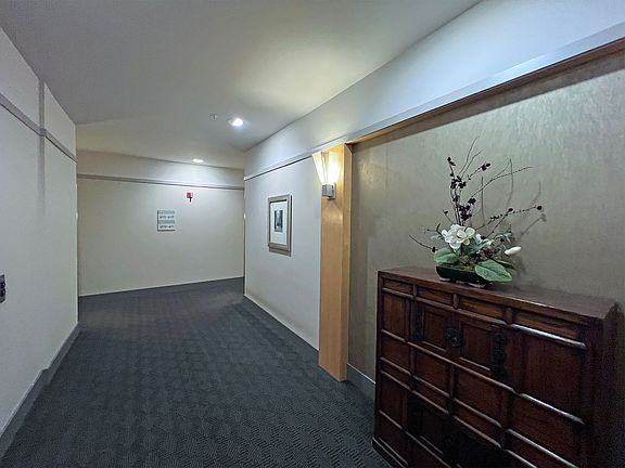 4th image of 720 Queen Anne Ave N APT 409
