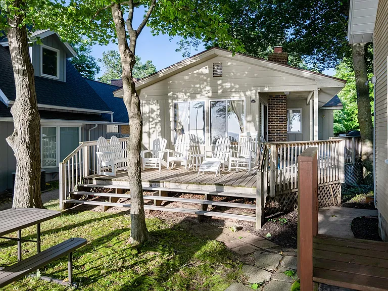 2537 Lakefront Dr — Photo 1