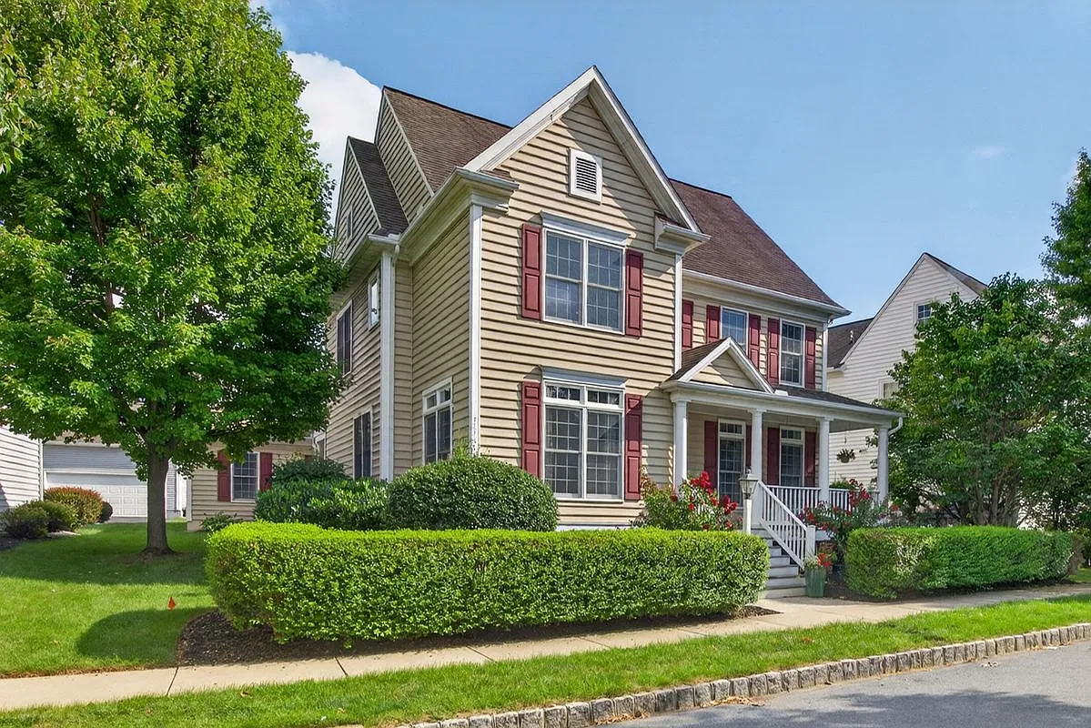 5 bed, 4.5 bath, 4128 sqft, $3,800 — Photo 3