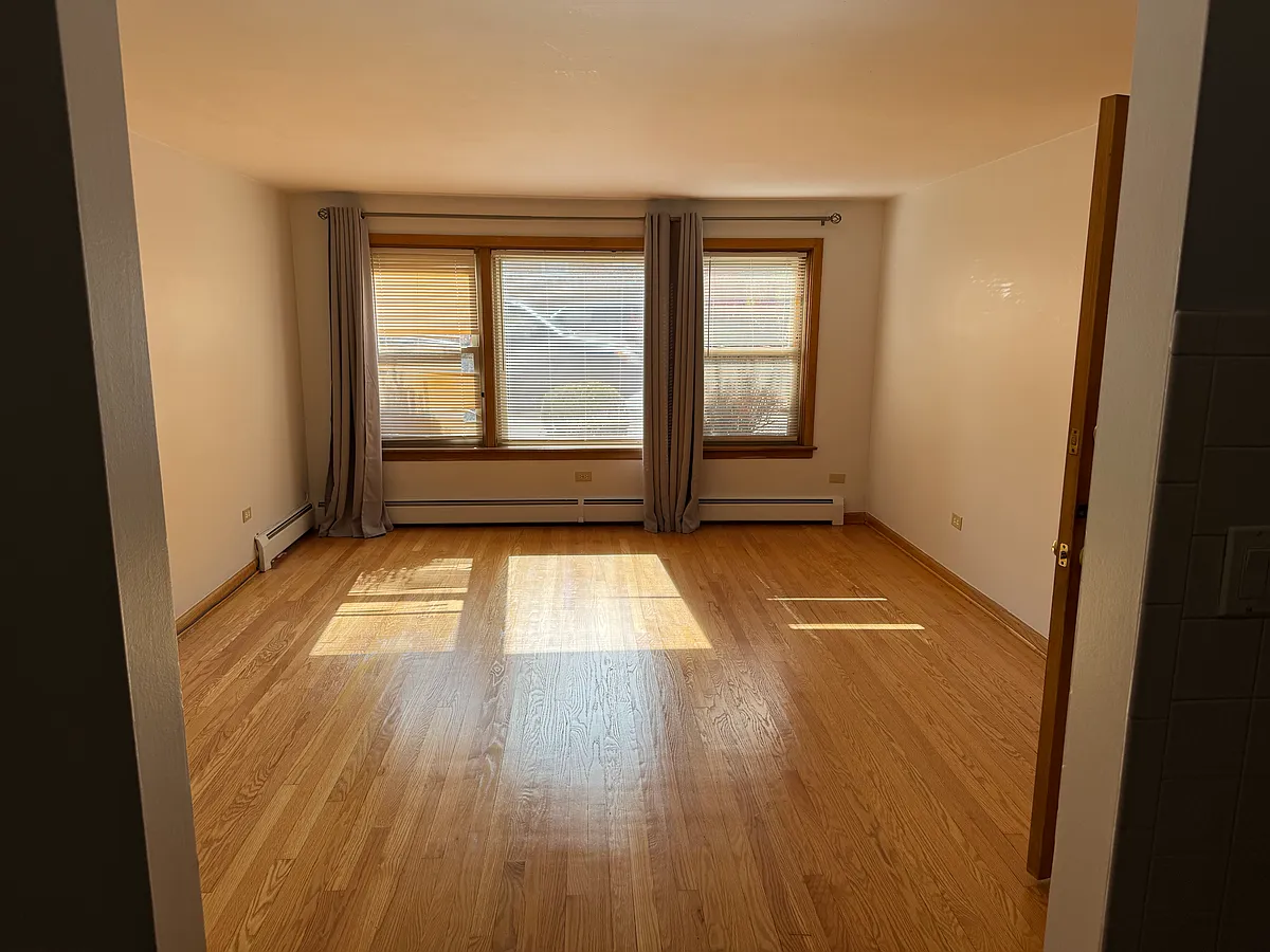 Building Photo - 5816 W Montrose Ave #GE