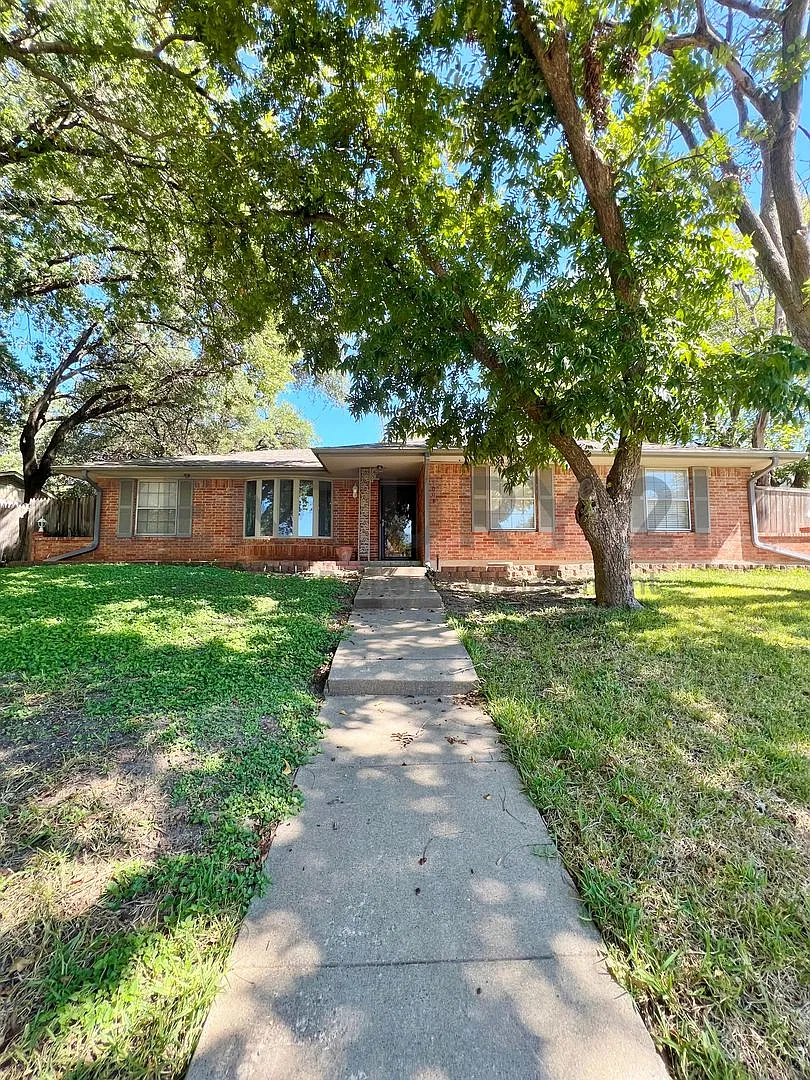 Lovely 3/2/2 in DeSoto For Rent! — Photo 1