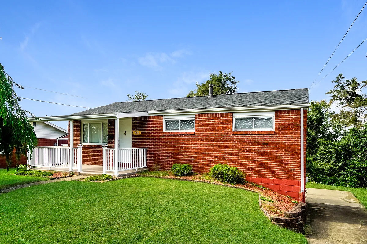 Building Photo - 764 Five Pines Rd