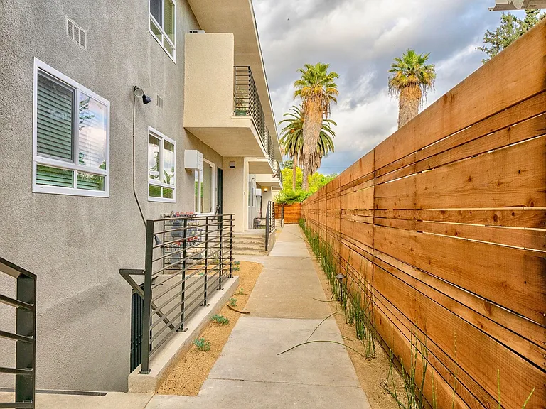 570 N Los Robles Ave — Photo 6