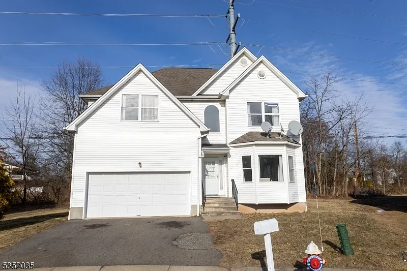 4 bed, 2.5 bath, $4,500 — Photo 2