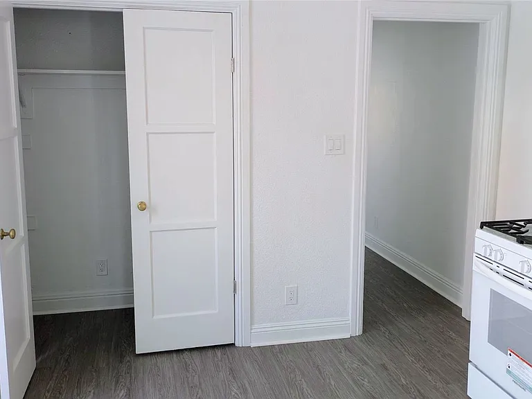 Del Oro Apartments — Photo 5