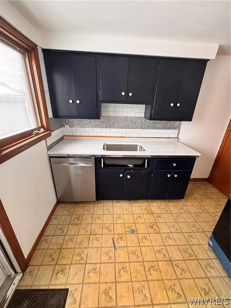 3 bed, 1.0 bath, 2016 sqft, $1,200 — Photo 3
