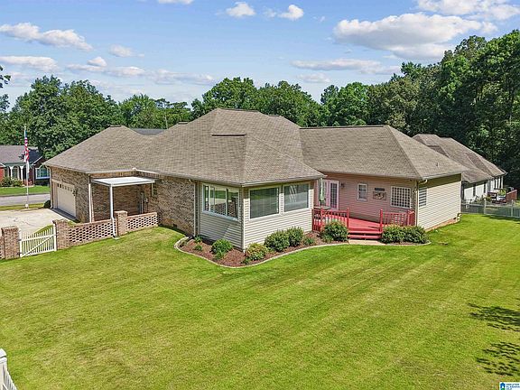 2nd image of 588 Laura Ln NE