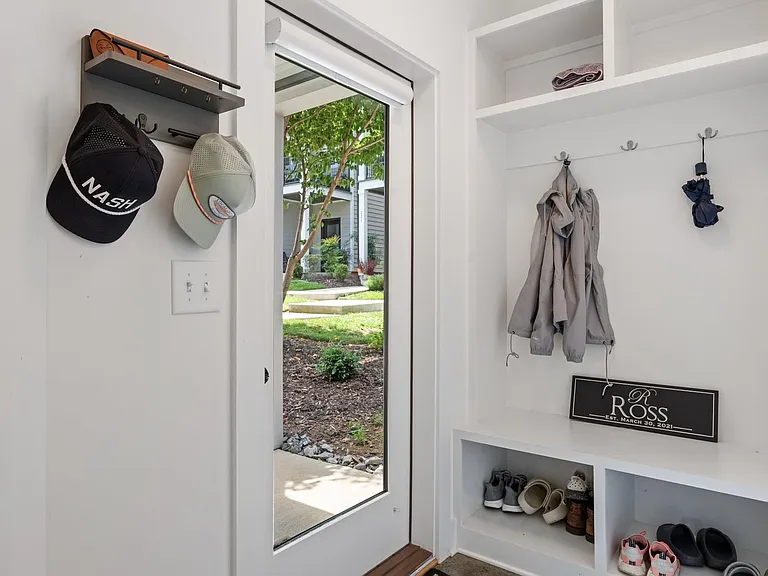 225 Sterling Point Cir — Photo 3