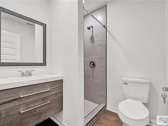 5th image of 670 W Durham Ave