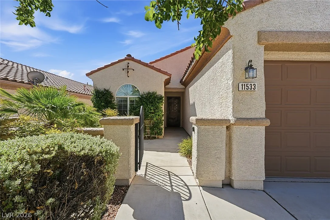 3 bed, 2.0 bath, 1904 sqft, $2,800 — Photo 2