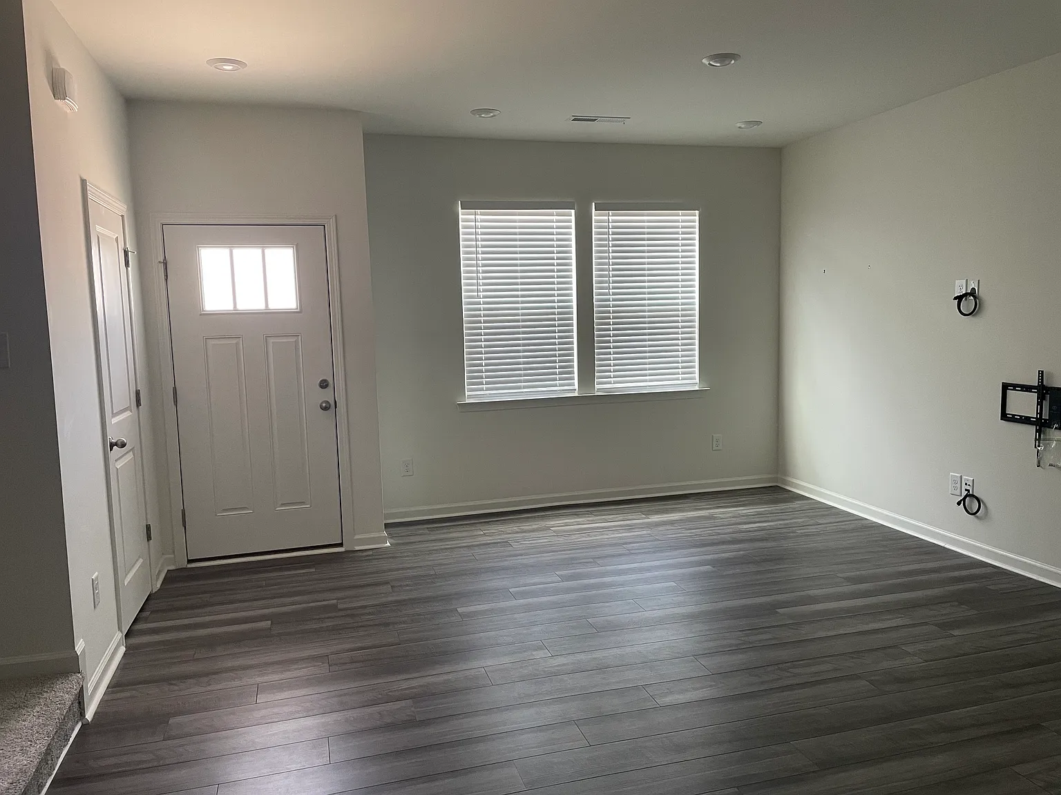 3 bed, 2.5 bath, 1330 sqft, $1,900 — Photo 2