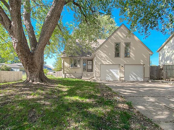 2nd image of 512 NE Mimosa Dr