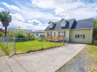 1420 Daisy Ln, Grants Pass, OR 97527