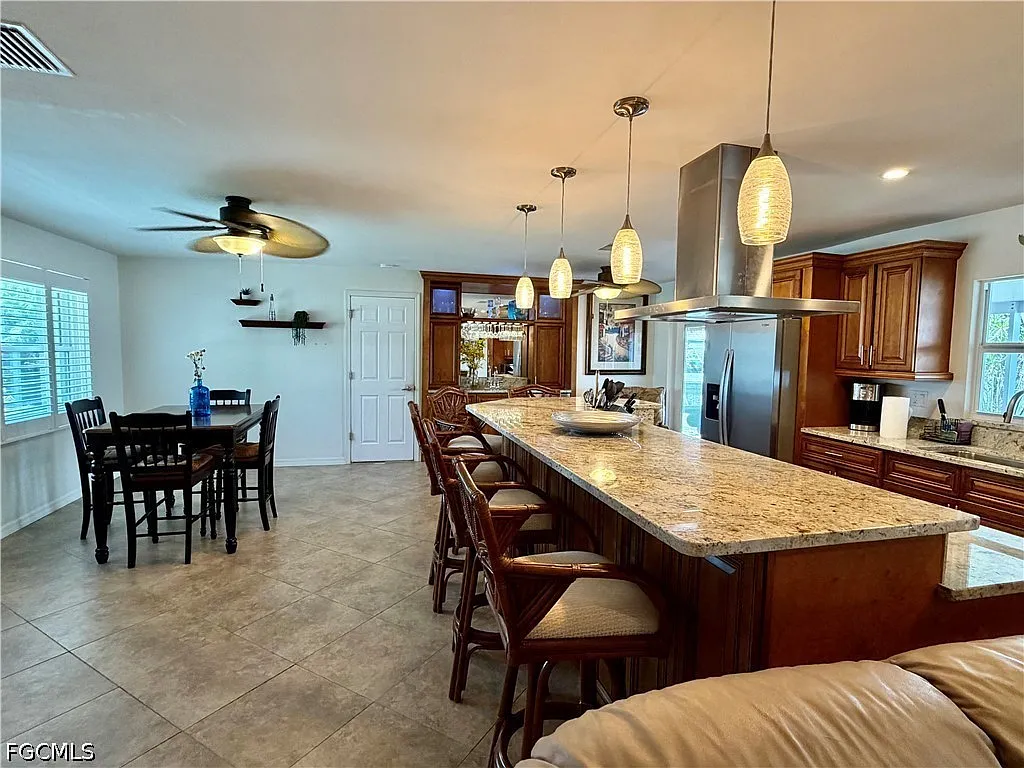 3 bed, 2.0 bath, 1356 sqft, $2,100 — Photo 2