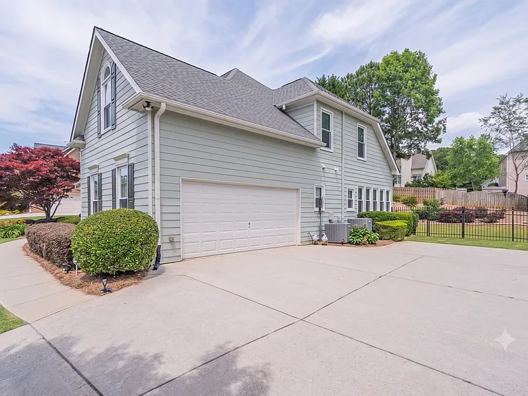 3913 Lost Oak Dr — Photo 2