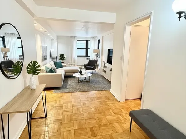 135 East 54th Street image 2 of 9