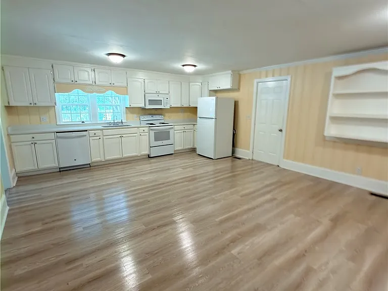 228 Eastwood Ave — Photo 11
