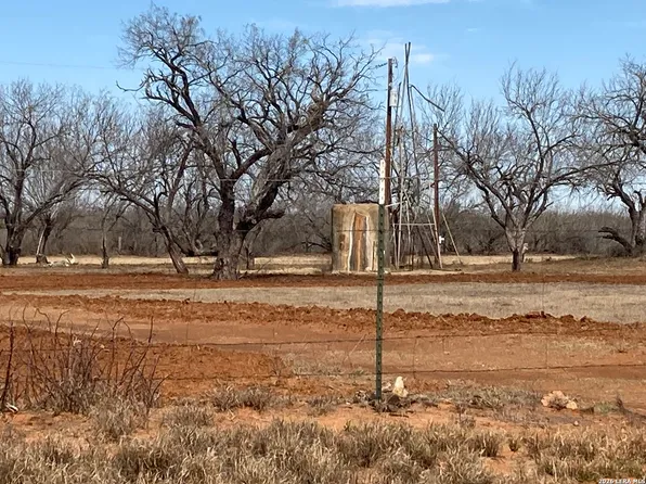1305 VERGARA RD, Dilley, TX 78017
