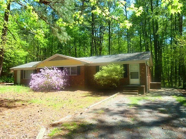 Fantastic location near downtown Pittsboro for this 2br duplex ! — Photo 2
